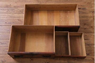 アンティーク家具　和製アンティーク　前板ケヤキ材　脚付き　モダンで個性的な庄内箪笥サイドボード(衣装箪笥、チェスト)