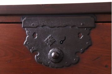 アンティーク家具　和製アンティーク　前板ケヤキ材　脚付き　モダンで個性的な庄内箪笥サイドボード(衣装箪笥、チェスト)