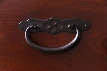 アンティーク家具　和製アンティーク　前板ケヤキ材　脚付き　モダンで個性的な庄内箪笥サイドボード(衣装箪笥、チェスト)