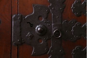 アンティーク家具　和製アンティーク　前板ケヤキ材　脚付き　モダンで個性的な庄内箪笥サイドボード(衣装箪笥、チェスト)