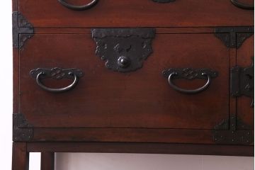 アンティーク家具　和製アンティーク　前板ケヤキ材　脚付き　モダンで個性的な庄内箪笥サイドボード(衣装箪笥、チェスト)