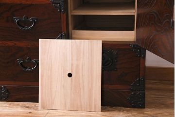 中古美品　岩谷堂箪笥　かくし付き　鳳凰紋　大振りな六尺整理箪笥(衣装箪笥、チェスト)