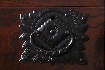 中古美品　岩谷堂箪笥　かくし付き　鳳凰紋　大振りな六尺整理箪笥(衣装箪笥、チェスト)