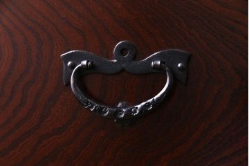 中古美品　岩谷堂箪笥　かくし付き　鳳凰紋　大振りな六尺整理箪笥(衣装箪笥、チェスト)