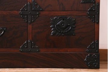 中古美品　岩谷堂箪笥　かくし付き　鳳凰紋　大振りな六尺整理箪笥(衣装箪笥、チェスト)