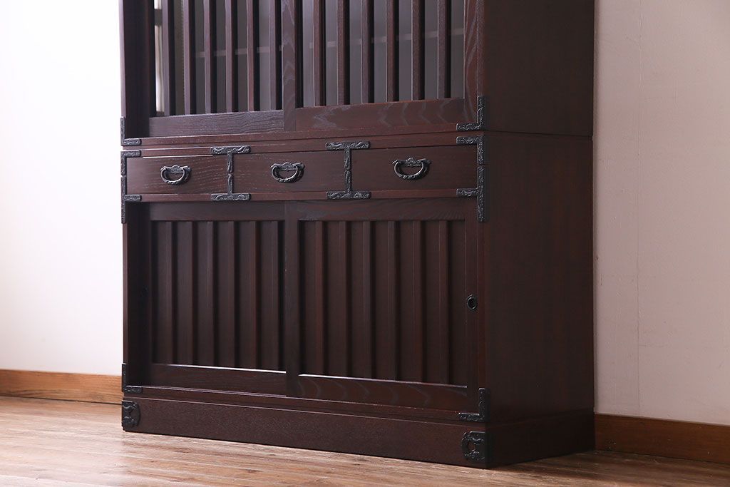 中古美品　民芸家具　モダンでシックな雰囲気が魅力の水屋箪笥(食器棚、戸棚)(定価約40万円)