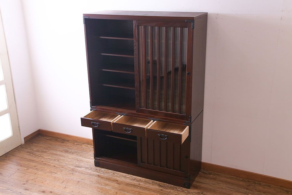 中古美品　民芸家具　モダンでシックな雰囲気が魅力の水屋箪笥(食器棚、戸棚)(定価約40万円)