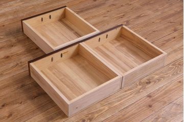 中古美品　民芸家具　モダンでシックな雰囲気が魅力の水屋箪笥(食器棚、戸棚)(定価約40万円)