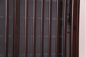 中古美品　民芸家具　モダンでシックな雰囲気が魅力の水屋箪笥(食器棚、戸棚)(定価約40万円)