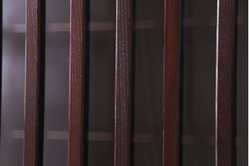 中古美品　民芸家具　モダンでシックな雰囲気が魅力の水屋箪笥(食器棚、戸棚)(定価約40万円)