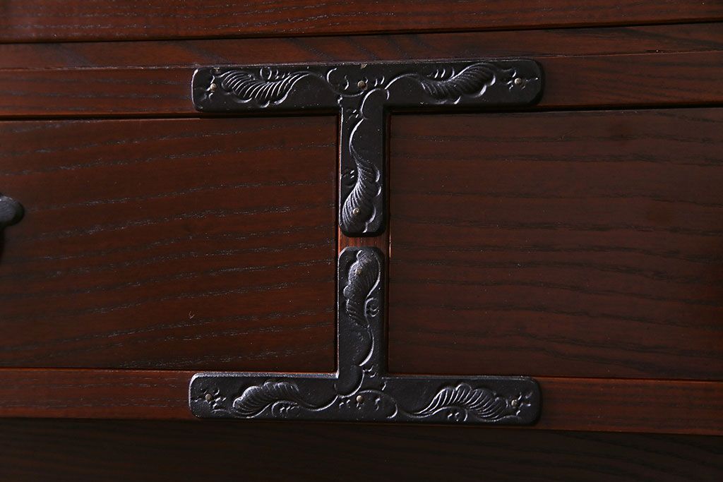 中古美品　民芸家具　モダンでシックな雰囲気が魅力の水屋箪笥(食器棚、戸棚)(定価約40万円)