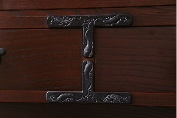 中古美品　民芸家具　モダンでシックな雰囲気が魅力の水屋箪笥(食器棚、戸棚)(定価約40万円)