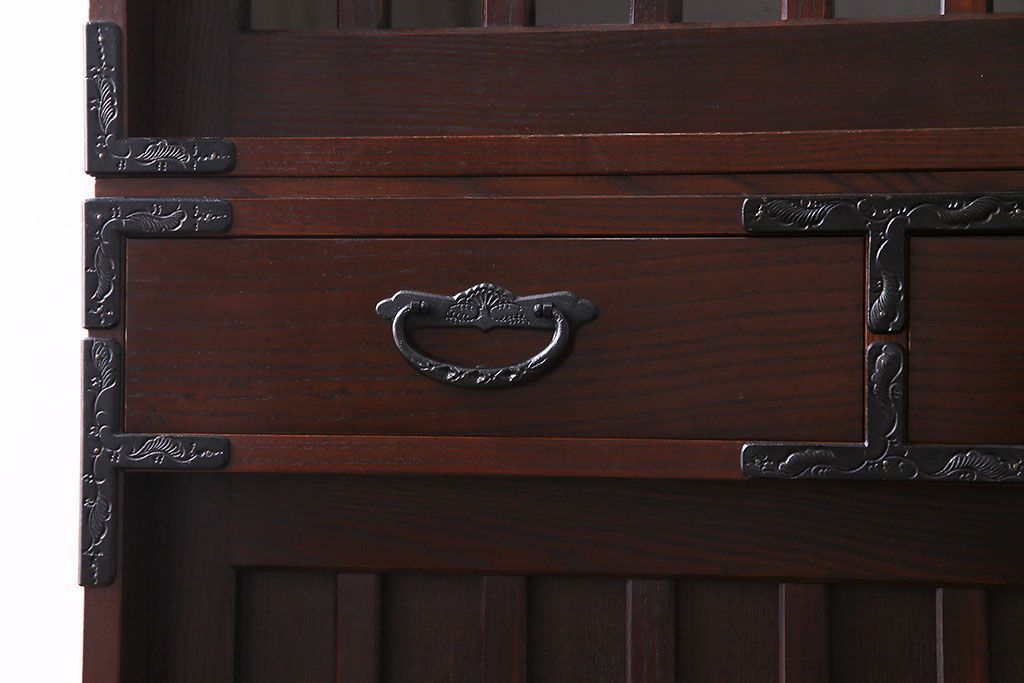 中古美品　民芸家具　モダンでシックな雰囲気が魅力の水屋箪笥(食器棚、戸棚)(定価約40万円)