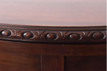 アンティーク家具　イギリスアンティーク　ウォールナット材　洗練された細身のデザインが魅力のラウンドカードテーブル(コンソールテーブル、サイドテーブル、コーヒーテーブル)