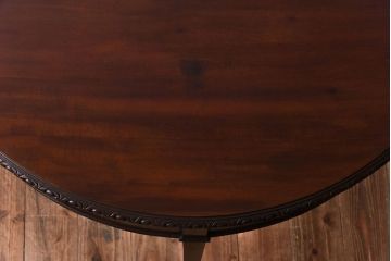 アンティーク家具　イギリスアンティーク　ウォールナット材　洗練された細身のデザインが魅力のラウンドカードテーブル(コンソールテーブル、サイドテーブル、コーヒーテーブル)