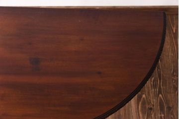 アンティーク家具　イギリスアンティーク　ウォールナット材　洗練された細身のデザインが魅力のラウンドカードテーブル(コンソールテーブル、サイドテーブル、コーヒーテーブル)
