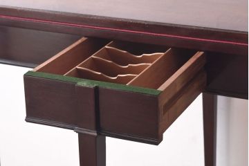 アンティーク家具　イギリスアンティーク　ウォールナット材　洗練された細身のデザインが魅力のラウンドカードテーブル(コンソールテーブル、サイドテーブル、コーヒーテーブル)