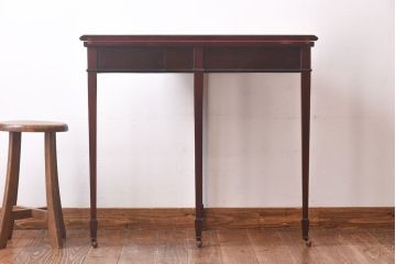 アンティーク家具　イギリスアンティーク　ウォールナット材　洗練された細身のデザインが魅力のラウンドカードテーブル(コンソールテーブル、サイドテーブル、コーヒーテーブル)