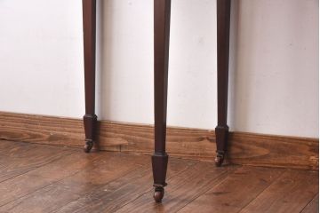 アンティーク家具　イギリスアンティーク　ウォールナット材　洗練された細身のデザインが魅力のラウンドカードテーブル(コンソールテーブル、サイドテーブル、コーヒーテーブル)