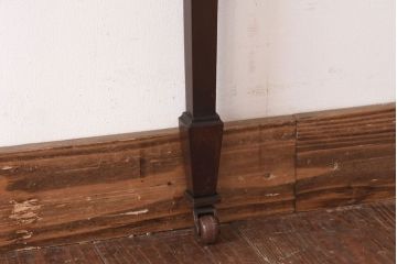 アンティーク家具　イギリスアンティーク　ウォールナット材　洗練された細身のデザインが魅力のラウンドカードテーブル(コンソールテーブル、サイドテーブル、コーヒーテーブル)