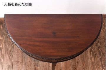 アンティーク家具　イギリスアンティーク　ウォールナット材　洗練された細身のデザインが魅力のラウンドカードテーブル(コンソールテーブル、サイドテーブル、コーヒーテーブル)
