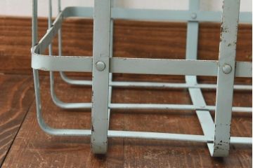 アンティーク雑貨　昭和中期　シャビー質感がお洒落なアイアン製のカゴ(小物入れ、バスケット)