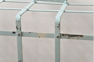 アンティーク雑貨　昭和中期　シャビー質感がお洒落なアイアン製のカゴ(小物入れ、バスケット)