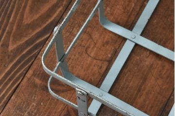 アンティーク雑貨　昭和中期　シャビー質感がお洒落なアイアン製のカゴ(小物入れ、バスケット)