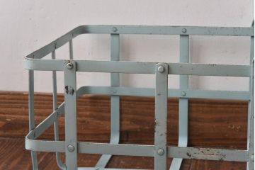 アンティーク雑貨　昭和中期　シャビー質感がお洒落なアイアン製のカゴ(小物入れ、バスケット)