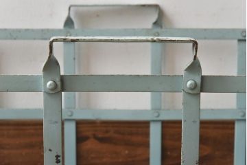 アンティーク雑貨　昭和中期　シャビー質感がお洒落なアイアン製のカゴ(小物入れ、バスケット)
