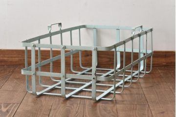アンティーク雑貨　昭和中期　シャビー質感がお洒落なアイアン製のカゴ(小物入れ、バスケット)(1)