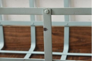 アンティーク雑貨　昭和中期　シャビー質感がお洒落なアイアン製のカゴ(小物入れ、バスケット)(1)