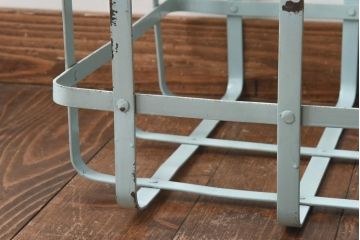 アンティーク雑貨　昭和中期　シャビー質感がお洒落なアイアン製のカゴ(小物入れ、バスケット)(2)