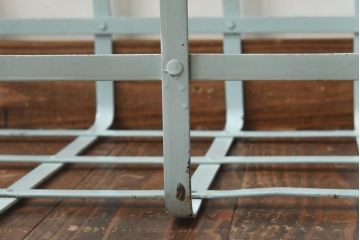 アンティーク雑貨　昭和中期　シャビー質感がお洒落なアイアン製のカゴ(小物入れ、バスケット)(2)
