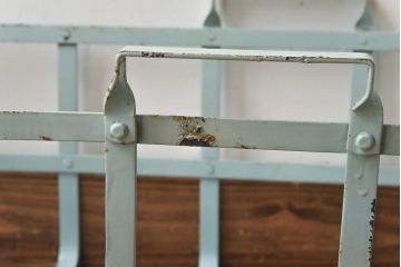 アンティーク雑貨　昭和中期　シャビー質感がお洒落なアイアン製のカゴ(小物入れ、バスケット)(2)