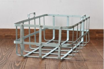 アンティーク雑貨　昭和中期　シャビー質感がお洒落なアイアン製のカゴ(小物入れ、バスケット)(2)