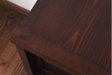 レトロ家具　昭和初期　前面ケヤキ材　レトロな佇まいのモールガラス入り戸棚(収納棚、リビングボード)