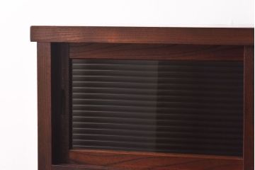 レトロ家具　昭和初期　前面ケヤキ材　レトロな佇まいのモールガラス入り戸棚(収納棚、リビングボード)