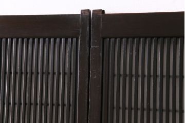 和製アンティーク　板ガラス裏障子留め 濃い色味の細い縦桟が和モダンの雰囲気を漂わせる格子戸(仕切り戸、引き戸、建具)4枚組