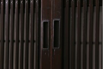 和製アンティーク　板ガラス裏障子留め 濃い色味の細い縦桟が和モダンの雰囲気を漂わせる格子戸(仕切り戸、引き戸、建具)4枚組