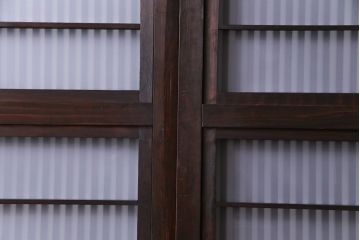 和製アンティーク　板ガラス裏障子留め 濃い色味の細い縦桟が和モダンの雰囲気を漂わせる格子戸(仕切り戸、引き戸、建具)4枚組