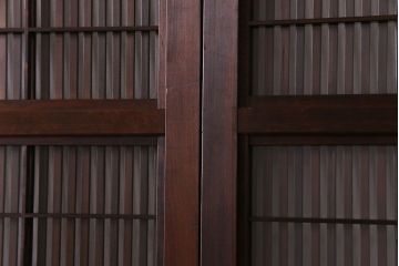 昭和期　板ガラス裏障子留め　ケヤキ材の腰板が目を惹くガラス入り格子戸(ガラス帯戸、仕切り戸、引き戸、建具)4枚組