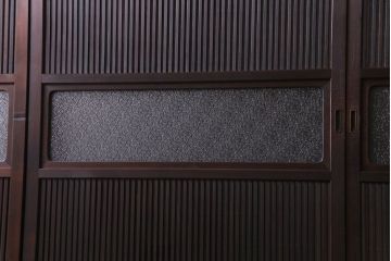 昭和期　板ガラス裏障子留め　ケヤキ材の腰板が目を惹くガラス入り格子戸(ガラス帯戸、仕切り戸、引き戸、建具)4枚組