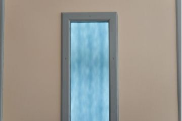 レトロ　色ガラス入り　淡い水色が爽やかなペイントドア(扉、建具)