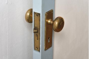 レトロ　色ガラス入り　淡い水色が爽やかなペイントドア(扉、建具)