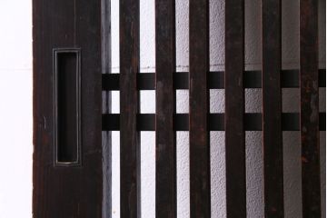 和製アンティーク　渋みのある色合いの格子帯戸1枚(引き戸、建具)(1)