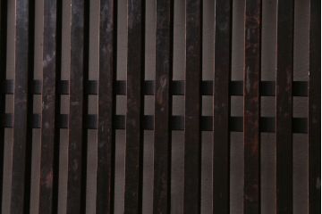 和製アンティーク　渋みのある色合いの格子帯戸(引き戸、建具)(2)