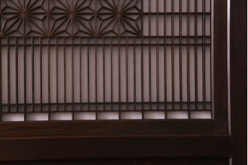 和製アンティーク　上品な和の雰囲気漂う組子入り帯戸(格子戸、引き戸)2枚セット(1)