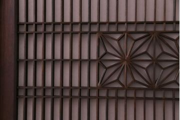 和製アンティーク　上品な和の雰囲気漂う組子入り帯戸(格子戸、引き戸)2枚セット(2)