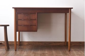 ビンテージ家具　北欧ヴィンテージ　チーク材　細身のデザインが空間になじむワークデスク(机、在宅ワーク、在宅用片袖机)
